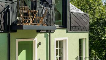 Ein modernes, zweistöckiges Gebäude mit Balkon, Tür und Fenster.