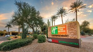 Letrero de Holiday Inn Club Vacations en Scot'sdale Resort, con fachada de piedra y logotipo.