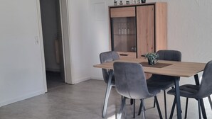 Unclassified image, 4 of 12, button - Temporary Housing in Oppenheim (Oppenheim)