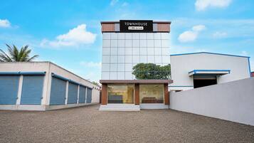 Un edificio commerciale con un cartello che riporta 'TOUMHOUSE' e 'OYO-Serviced'.