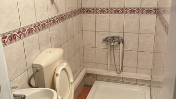 Un baño pequeño con inodoro, lavamanos y bañera.