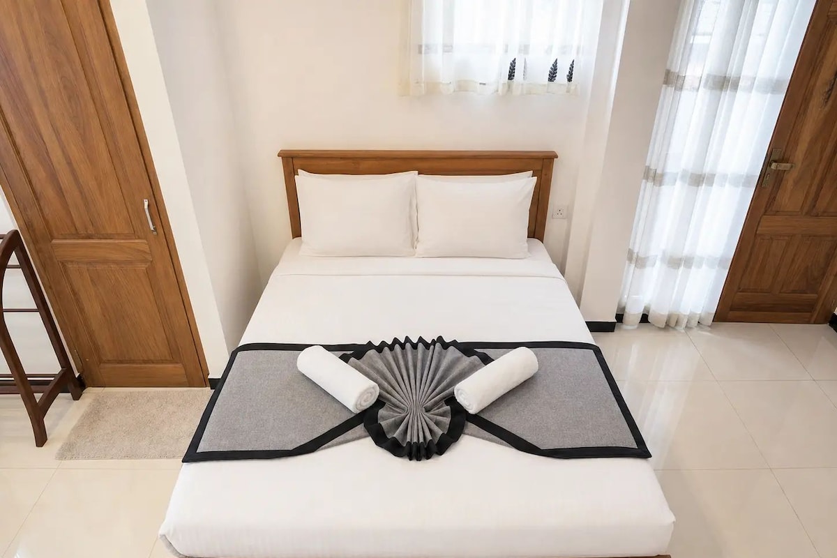 Quarto casal superior, vista para o jardim | Cortinas blackout, ferros/tábuas de passar roupa, Wi-Fi de cortesia