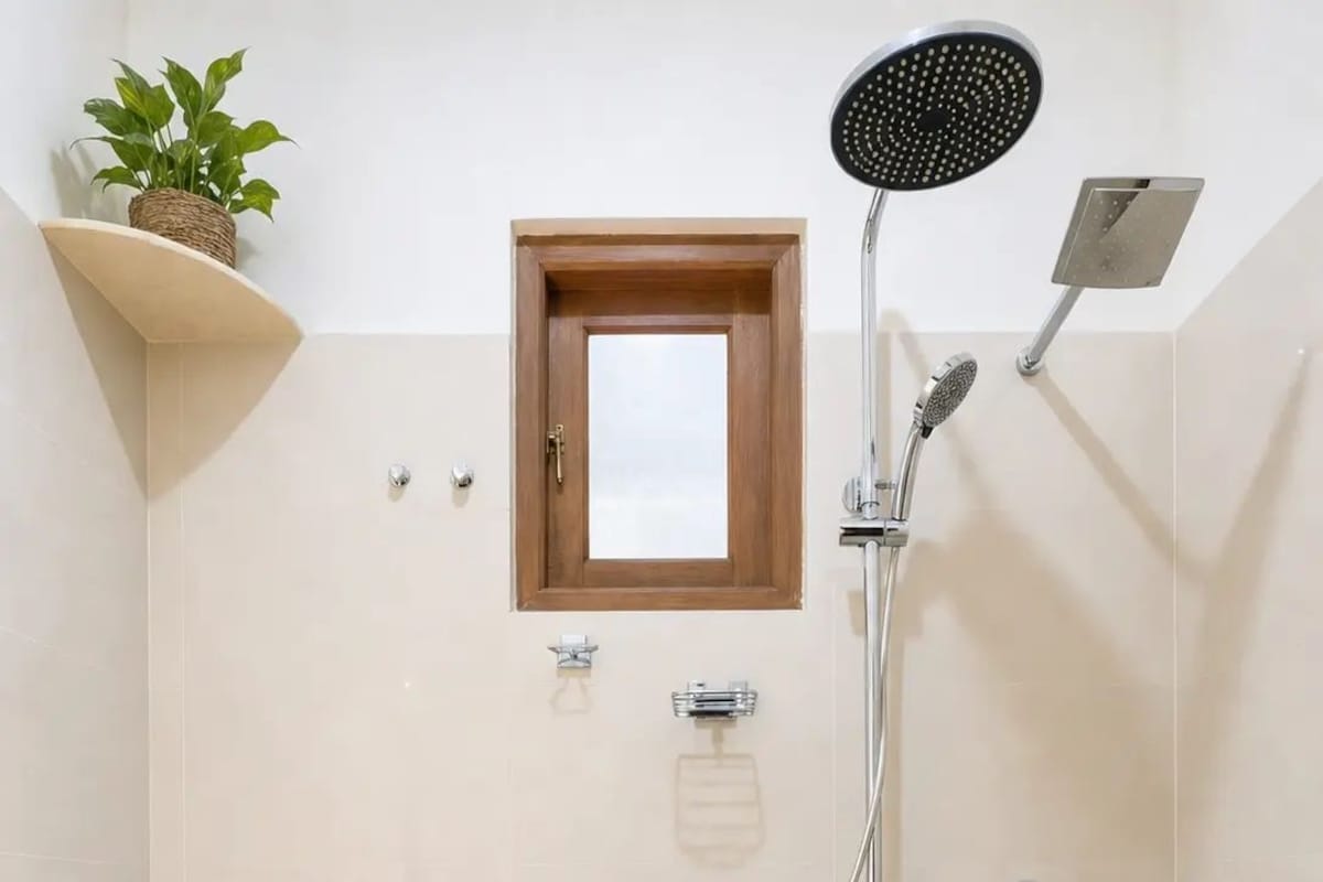 Quarto casal luxo, vista para o jardim | Banheiro | Chuveiro, toalhas de banho, sabonete, shampoo