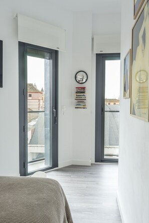 A modern room with a bed, a bookshelf, and a view through a glass door. - Mlgsa002don3b - Don Rodrigo (Málaga)