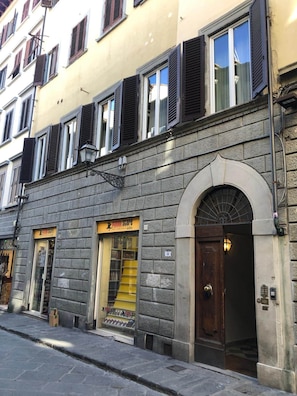 A building with a storefront labeled 'Pannini Scope' and a door marked with the number '40'. - Top floor flat with terrace overlooking the duomo (Firenze)