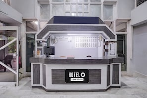 Una recepción de hotel con un letrero que indica que el servicio es proporcionado por YOYO.