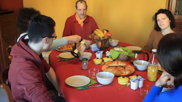 Une table à manger avec de la nourriture, des boissons et des couverts.