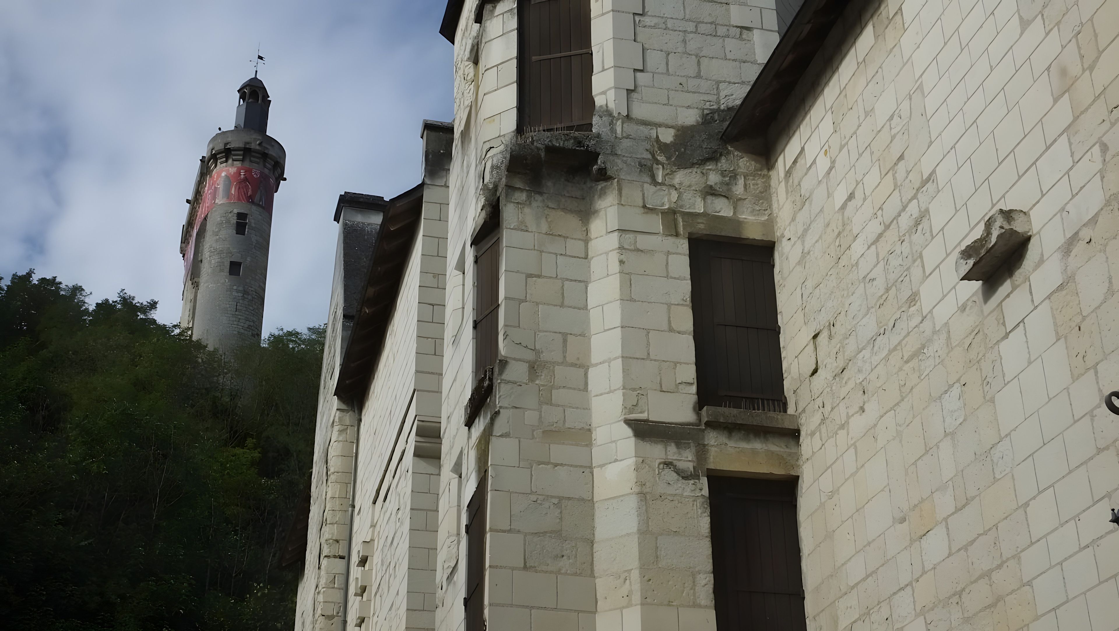 Un bâtiment historique doté d’une tour imposante et de nombreuses fenêtres.