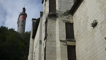 Un bâtiment historique doté d’une tour imposante et de nombreuses fenêtres.