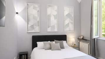 Un dormitorio con una cama grande, cabecera, mesitas de noche y una ventana con cortinas.