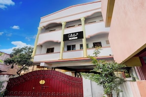 Un edificio de varios pisos con un letrero que indica que cuenta con servicios de OYO.