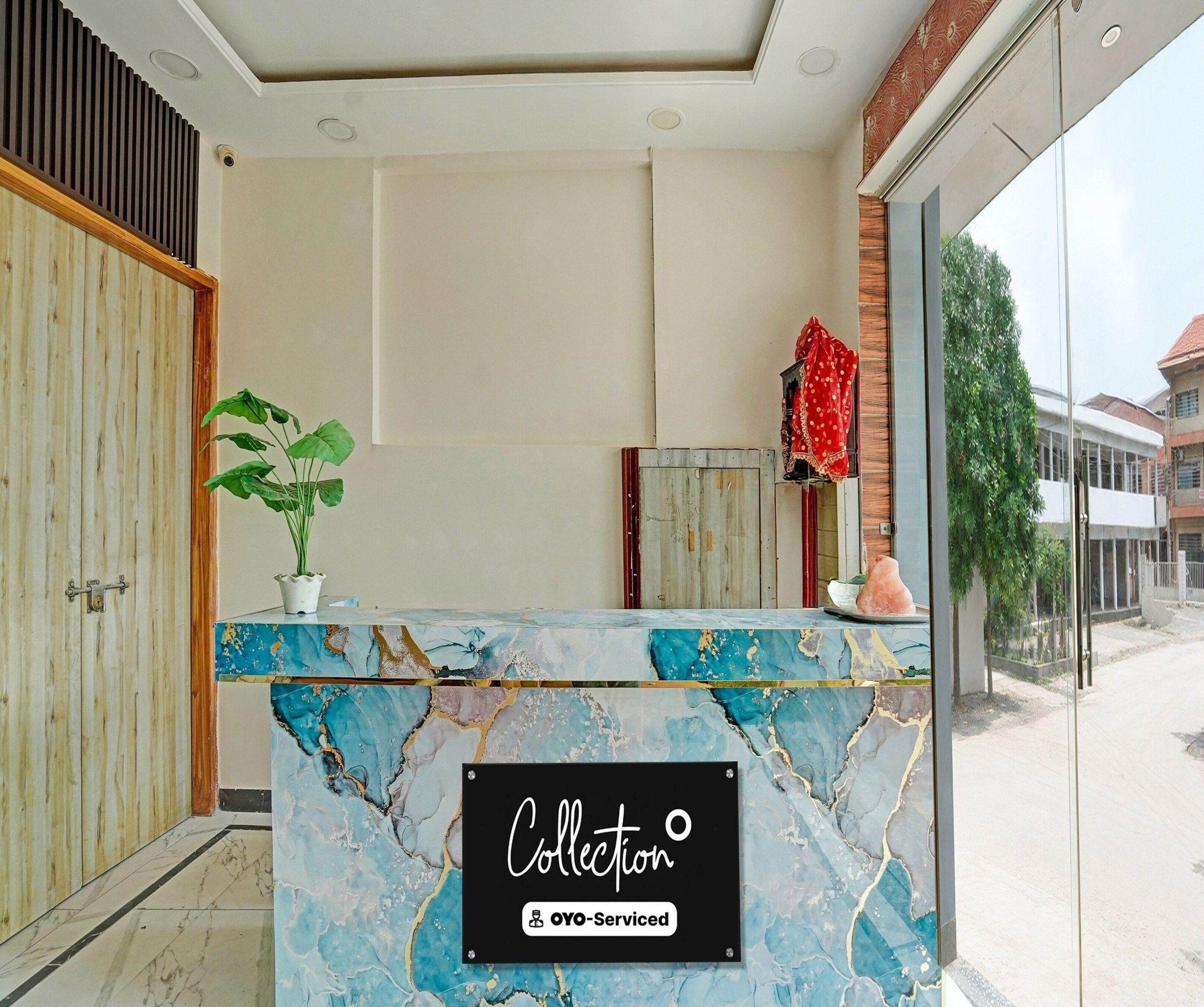 Balcão de atendimento com tampo de mármore e placa indicando serviço OYO.