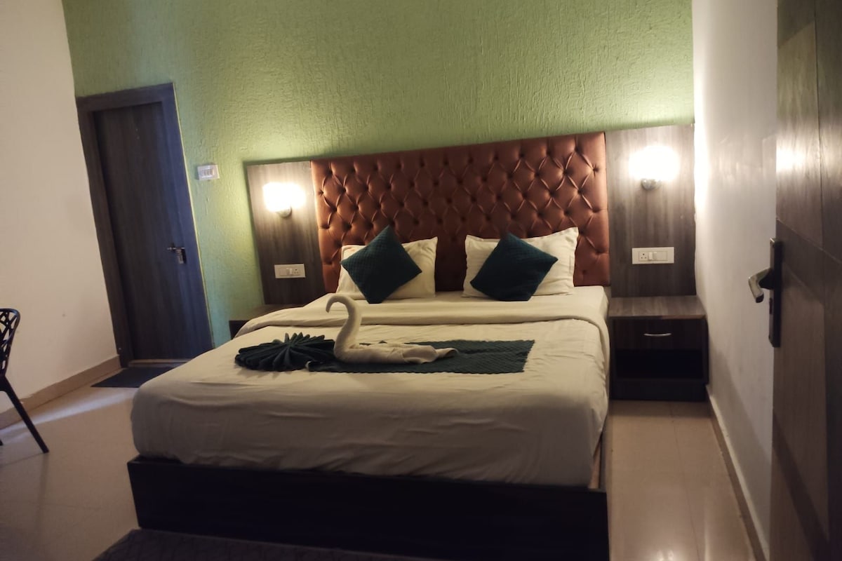 Standard Room | In-room safe, desk, laptop workspace, blackout drapes