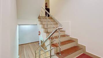 Una escalera con barandillas de metal y escalones de madera.