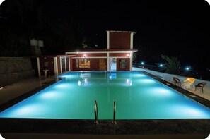Unclassified image, 4 of 13, button - Erigeron Himalayan Hotel (Nathuakhan)