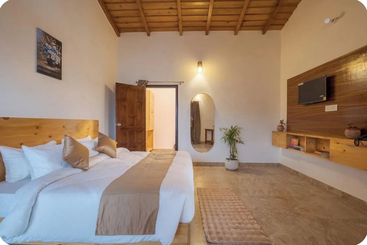 Premium Room | Iron/ironing board, WiFi (free)