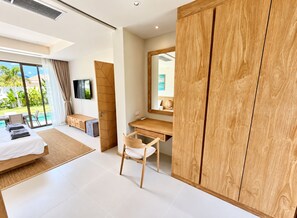 Un dormitorio moderno con cama, escritorio, silla y un amplio armario.