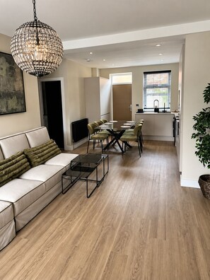 Unclassified image, 2 of 12, button - Nr Airport, Sleeps 6, 5 Beds, Private Parking (Stockport)