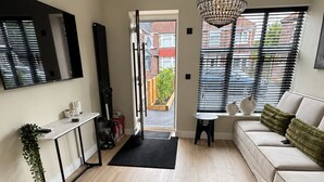 Unclassified image, 3 of 12, button - Nr Airport, Sleeps 6, 5 Beds, Private Parking (Stockport)