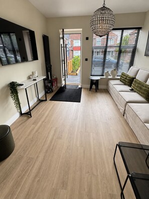 Unclassified image, 3 of 12, button - Nr Airport, Sleeps 6, 5 Beds, Private Parking (Stockport)