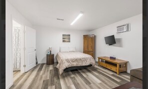 Unclassified image, 3 of 7, button - The Four Doors Traveler’s Studio-WIFI in Oak Grove (Oak Grove)