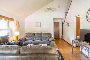 Unclassified image, 4 of 6, button - Executive Lodge - Executive Lodge - Sleeps 10 guests. (Gore)
