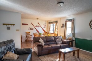 Unclassified image, 3 of 7, button - Fountain View Lodge - Fountain View Lodge - Sleeps 10 guests. (Gore)