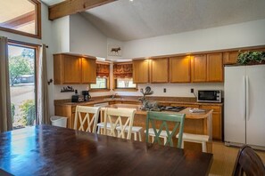 Unclassified image, 3 of 7, button - Hilltop Lodge - Hilltop Lodge - Sleeps 10 guests. (Gore)