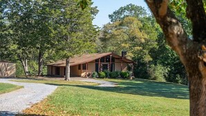 Unclassified image, 2 of 7, button - Hilltop Lodge - Hilltop Lodge - Sleeps 10 guests. (Gore)