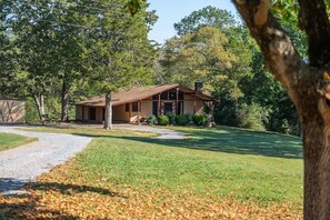 Unclassified image, 4 of 7, button - Hilltop Lodge - Hilltop Lodge - Sleeps 10 guests. (Gore)