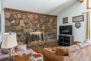 Unclassified image, 5 of 7, button - Hilltop Lodge - Hilltop Lodge - Sleeps 10 guests. (Gore)