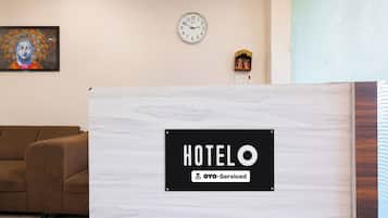 Ein Hotelrezeptionstresen mit einem Schild, das angibt, dass es sich um eine OYO-Betriebsstätte handelt.