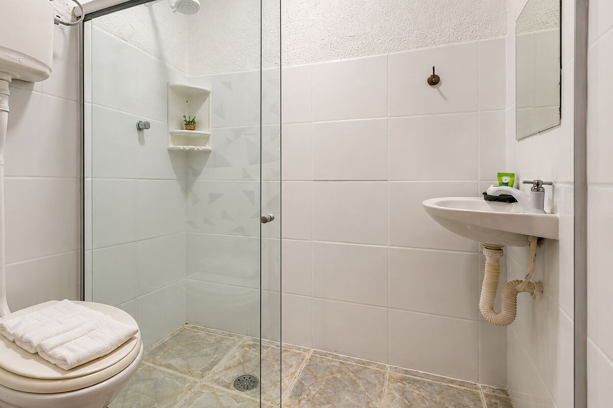 Standaard Twin kamer | Badkamer | Een douche, handdoeken, toiletpapier