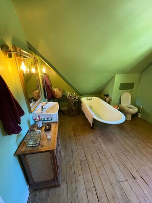 Unclassified image, 5 of 17, button - Two bed home with garden & parking in Bramley, Surrey Hills (Bramley)