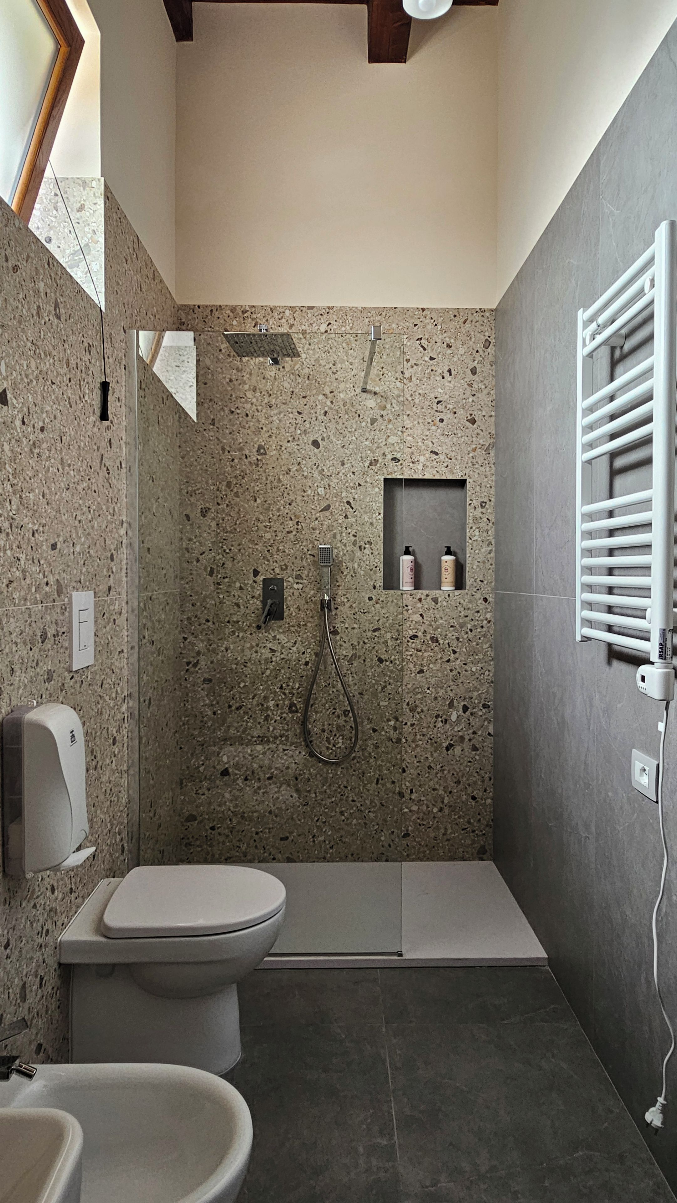 Un baño con ducha, inodoro y bidé.