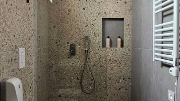Un baño con ducha, inodoro y bidé.