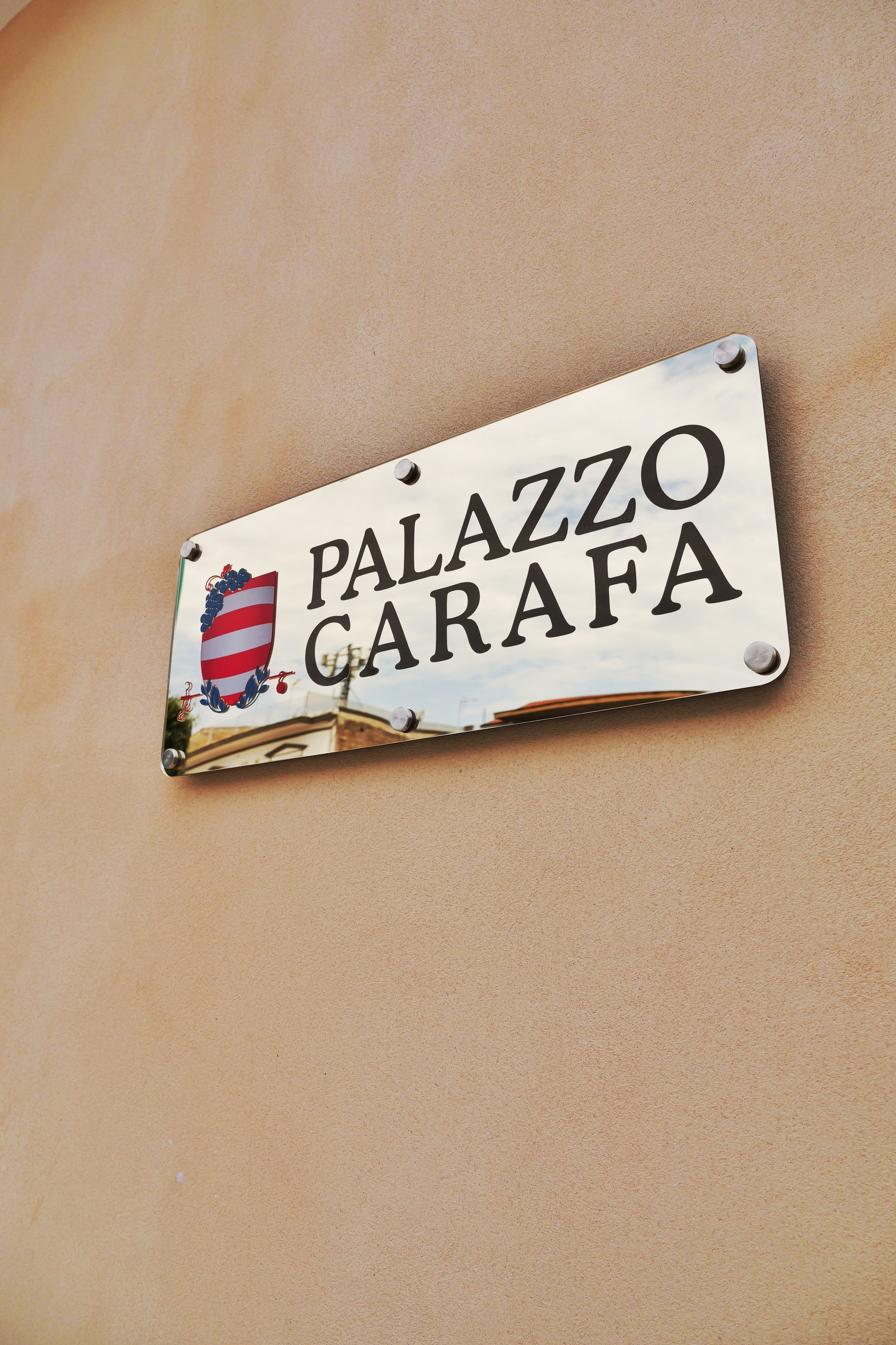 Un letrero con el texto 'PALAZZO GARAFI' y un escudo de armas.