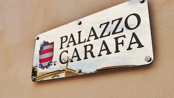 Un letrero con el texto 'PALAZZO GARAFI' y un escudo de armas.