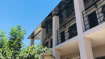 Un edificio de varios pisos con techo plano y balcones.
