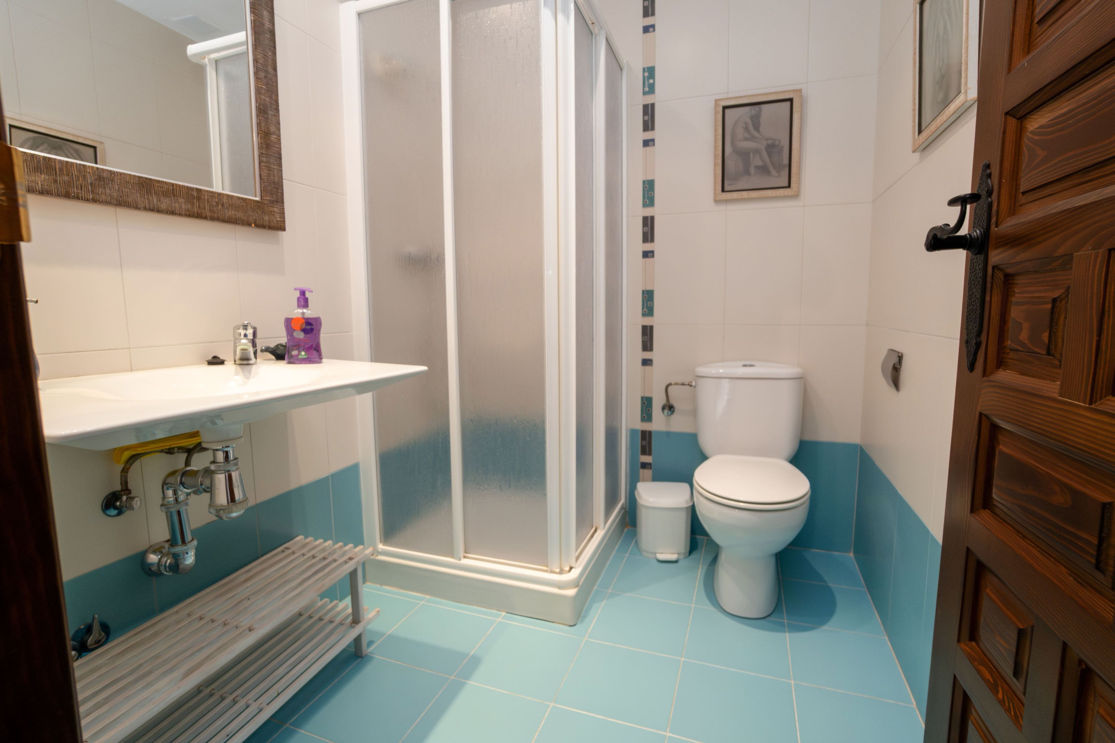 Un baño con ducha, inodoro y lavamanos.