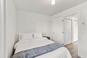 Ein Schlafzimmer mit einem Bett, einem Nachttisch und einem Schrank.