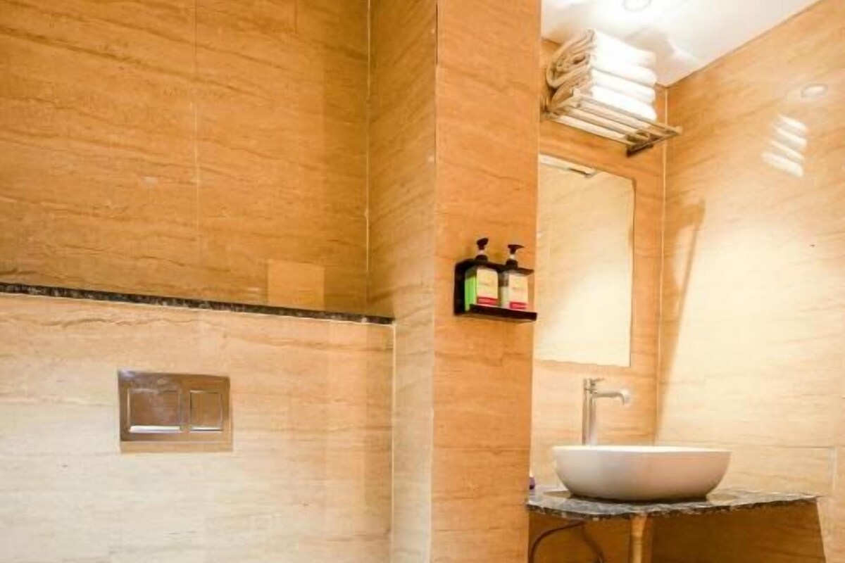 Premium-Zimmer | Badezimmer | Dusche, kostenlose Toilettenartikel, Handtücher, Toilettenpapier