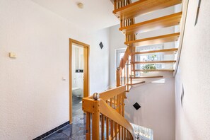 Una escalera con barandillas de madera que conduce a un piso superior.