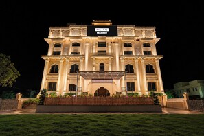 A large, ornate building with multiple balconies and a sign that reads 'PALETTTE.'