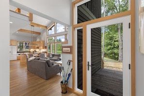 A modern interior with a kitchen, dining area, and living room. - New to the rental market. Perfect Getaway Chalet in Chinquapin (Glenville)