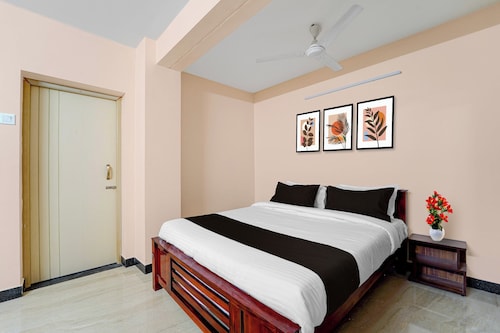 Super Townhouse Saibaba Colony Bus