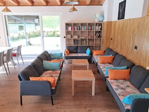 Una sala de estar moderna con un juego de sofá, una mesita de centro y una estantería.