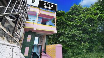 Un hotel de varios pisos con un letrero que indica que es administrado por Oyo.