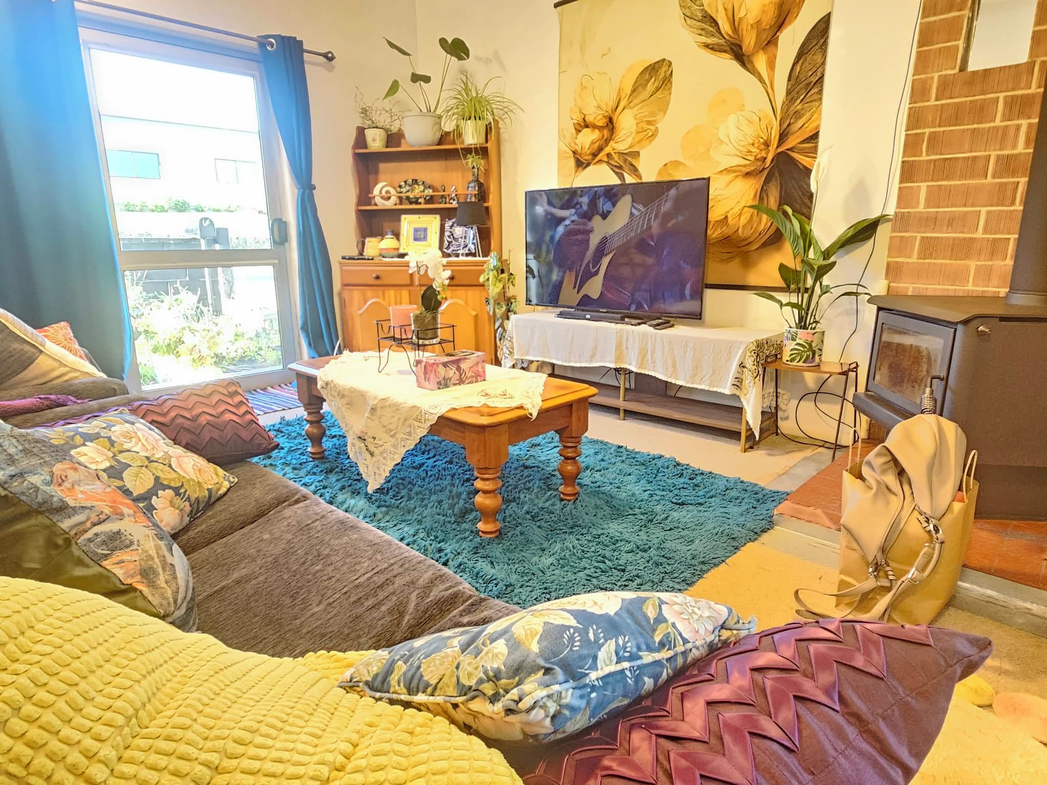 En hyggelig stue med sofa, sofabord, fjernsyn og pejs.