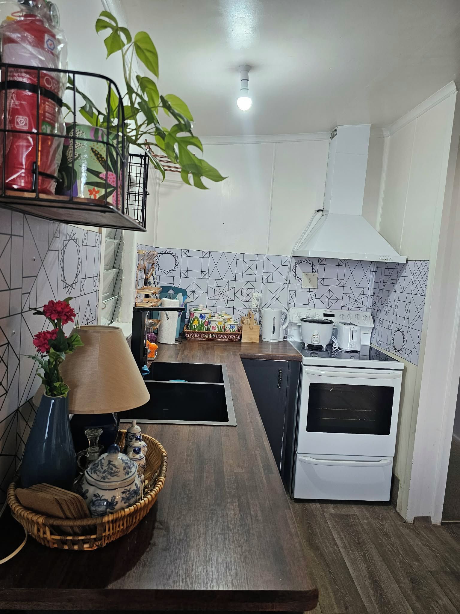 Eine moderne Küche mit Herd, Backofen und Arbeitsplatte.